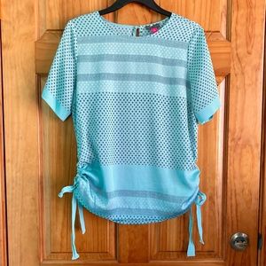 Vince Camuto women’s size small cute blue patterned top with side tie accent